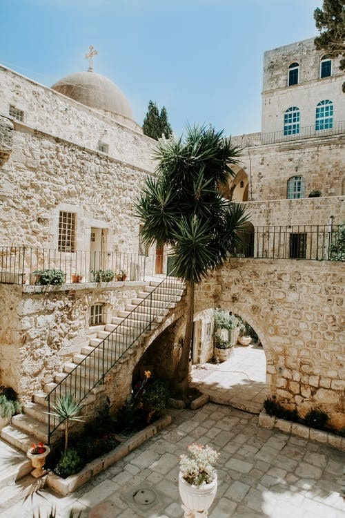 An old residential building in Jerusalem-min