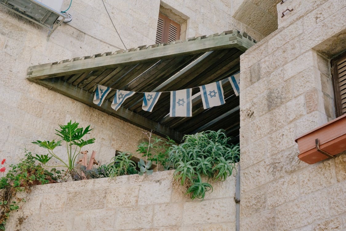 6 Israel flags on the balcony of a house